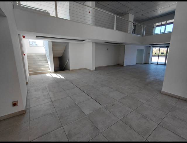 1,011M² OFFICE TO LET IN HALFWAY GARDENS